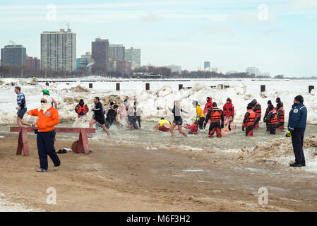 Chicago, IL - März 2, 2014 - Hunderte von brave Chicagoans zeigte sich in das Einfrieren Lake Michigan Wasser bei der jährlichen Polar Plunge Ereignis springen ein Stockfoto