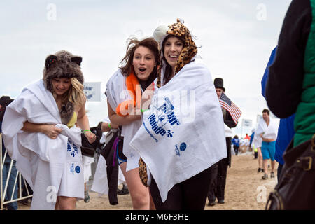 Chicago, IL - März 2, 2014 - Hunderte von brave Chicagoans zeigte sich in das Einfrieren Lake Michigan Wasser bei der jährlichen Polar Plunge Ereignis springen ein Stockfoto