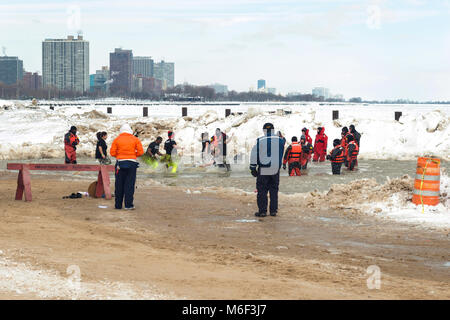 Chicago, IL - März 2, 2014 - Hunderte von brave Chicagoans zeigte sich in das Einfrieren Lake Michigan Wasser bei der jährlichen Polar Plunge Ereignis springen ein Stockfoto