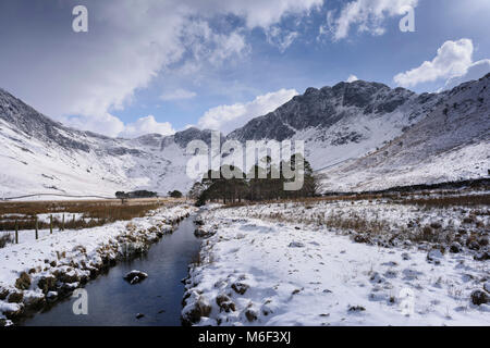 Winter schneebedeckten fiel Heuballen ein Berg im Buttermere Region des englischen Lake District. Die Landschaft ist hier von unten gesehen Warnscale Stockfoto