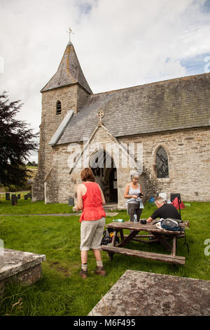 Wanderer nutzen die kostenlosen Getränke und Kekse an der Kirche St. Mary in Newchurch Montgomery beim Wandern auf Offa's Dyke langen Fußweg Stockfoto