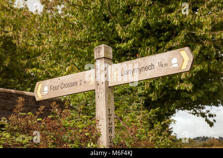 Waymarker/sign Post zeigt Richtungen auf Deich langen Fußweg der Offa's in der Nähe von llanymynech Wales Stockfoto