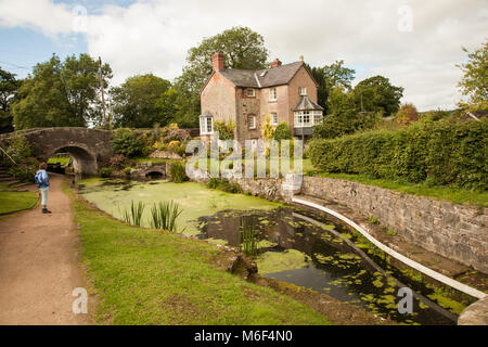 Frau Wandern auf dem Leinpfad Vergangenheit Schlösser der Montgomery Kanal beim Gehen Offa's Dyke langen Fußweg in Shropshire in der Nähe von llanymynech Stockfoto