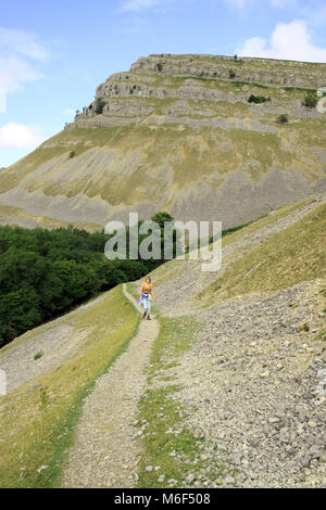 Frau gehen auf Deich langen Fußweg der Offa's von Newport nach Prestatyn hier in den Hügeln in der Nähe von Llangollen Wales gesehen Stockfoto