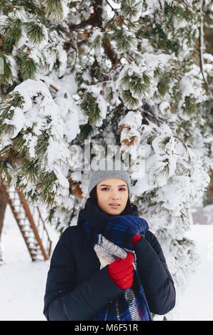 Porträt eines Mädchens, das unter der malerischen Schnee steht - Bedeckt Stockfoto