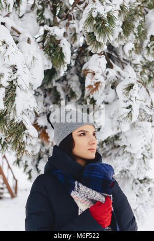 Porträt eines Mädchens, das unter der malerischen Schnee steht - Bedeckt Stockfoto