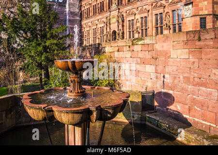 Brunnen auf dem Heidelberger Schloss am späten Nachmittag, Deutschland. Stockfoto