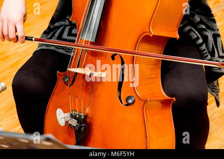 Junge Frau spielt Cello Stockfoto