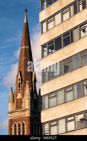 Baxter Kirche neben der Krone Haus, gewählt, einer der hässlichsten Gebäude in Großbritannien, stehen nun leer. Kidderminster, Worcestershire, England, Eur Stockfoto