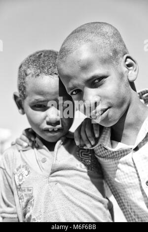 Äthiopien, BABILE - ca. Januar 2018 - - Unbekannter Jungen in die Kamele Markt Stockfoto