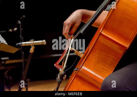 Junge Frau spielt Cello Stockfoto