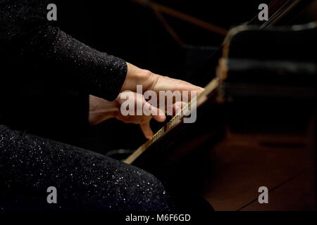 Frau spielt Piano in einem Konzert Stockfoto