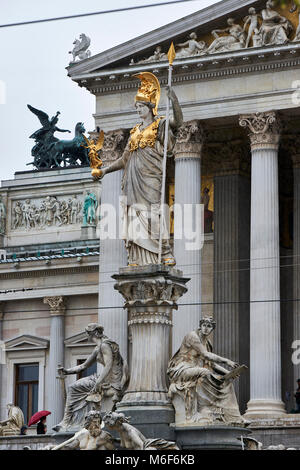 Pallas Athene Statue vor dem Parlament, Wien, auf Pallas-Athene-Brunnen (Brunnen) Stockfoto