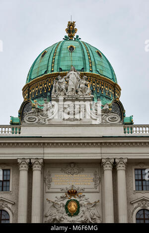 Reich verzierte Kuppeldach und Statuen über dem Eingang zur Hofburg St Michael's Wing Wien Stockfoto