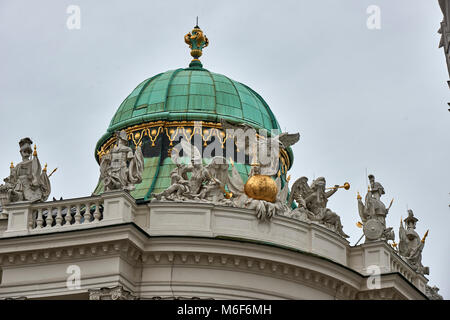 Reich verzierte Kuppeldach und Statuen auf der Dachlinie des Kaiserlichen Hofburg St Michael's Wing Wien Stockfoto