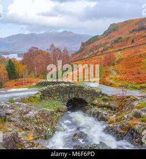 Ein Blick auf Ashness Brücke in Cumbria im Herbst in der Nähe von Keswick Stockfoto