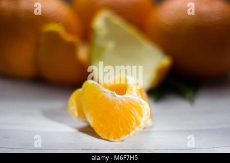 Mandarinen mit Blättern auf Holz graue Tabelle Stockfoto