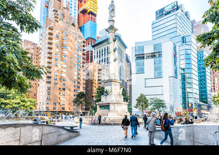 New York City, USA - Oktober 28, 2017: Christopher Columbus Circle in Midtown Manhattan mit Statue, Wolkenkratzer, Bau, Menschen zu Fuß, founta Stockfoto