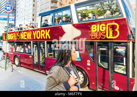 New York City, USA - Oktober 28, 2017: Midtown Manhattan NYC Columbus Circle, Broadway Street Road, Big Bus bigbus, junge Frau zu Fuß durch rote Doppel Stockfoto