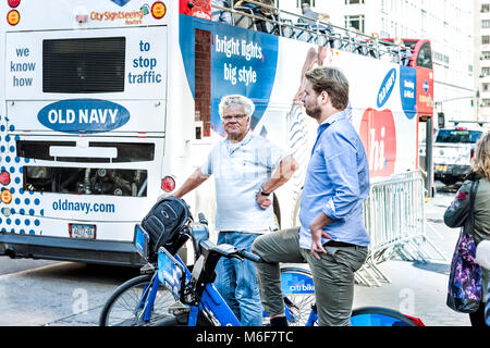 New York City, USA - Oktober 28, 2017: Midtown Manhattan mit Menschen Reiten Fahrräder citibikes von Christopher Columbus Circle an sonnigen Tag am Wochenende, in Stockfoto