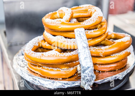 Nahaufnahme von Stapel Stapel frisch gekochten Brezel, Salz oder Zucker in Essen Lkw in New York City NYC street Food Stockfoto