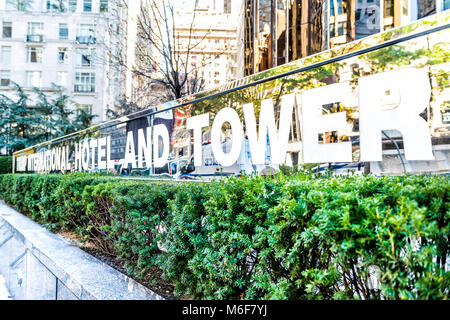 New York City, USA - Oktober 28, 2017: Midtown Manhattan NYC Nahaufnahme von Trump International Hotel & Tower von Columbus Circle Zeichen Stockfoto