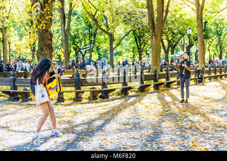 New York City, USA - Oktober 28, 2017: Manhattan NYC Central Park mit Menschen auf der Straße im Herbst Herbst Jahreszeit mit Laub auf dem Boden, asi Stockfoto