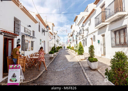 Altea in Spanien, einer der schönsten Städte an der Costa Blanca mit etwa 15 000 Einwohnern eine typische Straße Szene Stockfoto