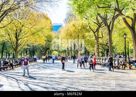 New York City, USA - Oktober 28, 2017: Manhattan NYC Central Park mit Menschen zu Fuß auf der Straße Gasse, Bänke im Herbst Herbst Jahreszeit mit gelben Vibra Stockfoto