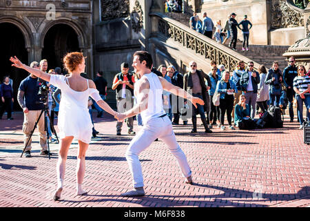 New York City, USA - Oktober 28, 2017: Manhattan NYC Central Park bei Bethesda Arcade Terrasse paar Tänzerinnen in weißen Kleidern jungen Millennials fil Stockfoto