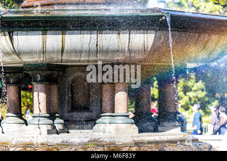 Brunnen closeup große Spritzwasser in städtischen City Park mit bunten Regenbogen Farben, Tropfen Tropfen Stockfoto