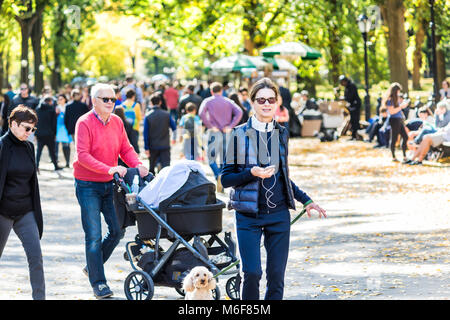 New York City, USA - Oktober 28, 2017: Manhattan NYC Central Park mit Menschen zu Fuß auf der Straße Gasse, im Herbst Herbst Jahreszeit, Baby Stroller Stockfoto