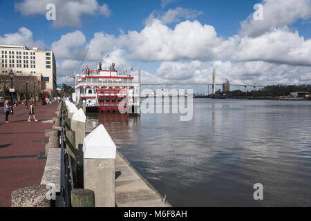 Savannah Georgia River Queen ab River Street in Sanvannah Georgia USA gesehen Stockfoto