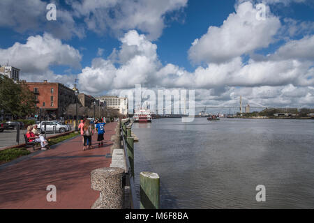 Savannah Georgia River Queen ab River Street in Sanvannah Georgia USA gesehen Stockfoto