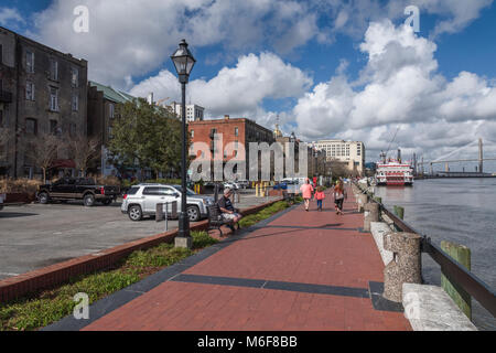 Savannah Georgia River Queen ab River Street in Sanvannah Georgia USA gesehen Stockfoto