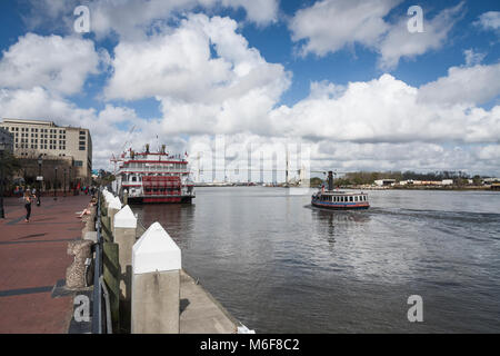 Savannah Georgia River Queen ab River Street in Sanvannah Georgia USA gesehen Stockfoto