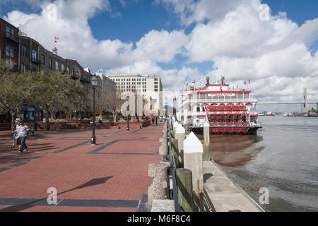 Savannah Georgia River Queen ab River Street in Sanvannah Georgia USA gesehen Stockfoto