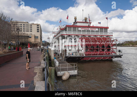 Savannah Georgia River Queen ab River Street in Sanvannah Georgia USA gesehen Stockfoto