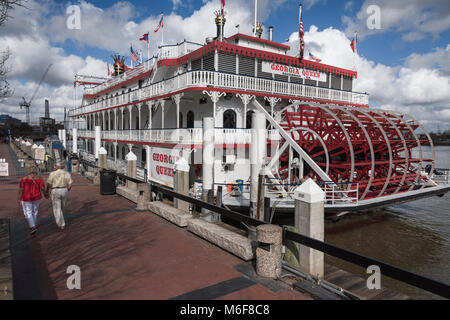 Savannah Georgia River Queen ab River Street in Sanvannah Georgia USA gesehen Stockfoto