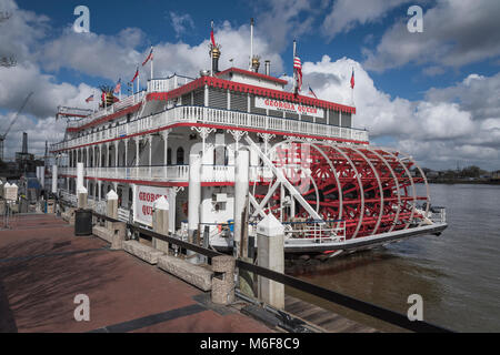 Savannah Georgia River Queen ab River Street in Sanvannah Georgia USA gesehen Stockfoto