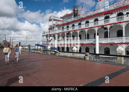 Savannah Georgia River Queen ab River Street in Sanvannah Georgia USA gesehen Stockfoto