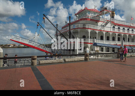 Savannah Georgia River Queen ab River Street in Sanvannah Georgia USA gesehen Stockfoto