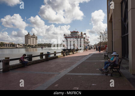 Savannah Georgia River Queen ab River Street in Sanvannah Georgia USA gesehen Stockfoto