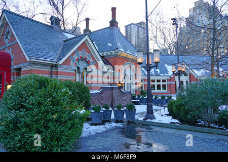 Außenansicht der Taverne auf dem Grün, a Landmark Restaurant im Central Park in Manhattan, New York City entfernt Stockfoto