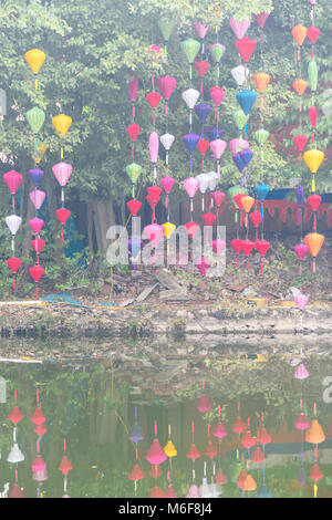 Bunte Papierlaternen hängen von einem Baum und sind in Ho Giam (der See von Literatur) in Hanoi, Vietnam wider Stockfoto