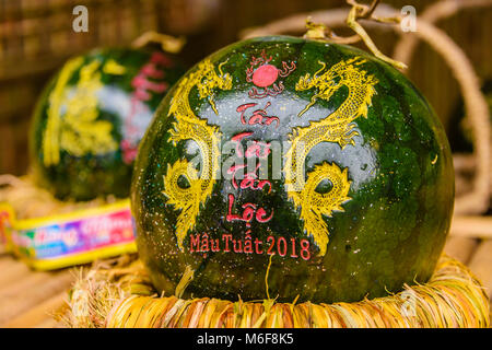 Wassermelone geschnitzt mit Drachen das Chinesische Neue Jahr des Hundes, 2018 in Hanoi, Vietnam zu feiern. Stockfoto