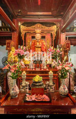 Altar beladen mit Geschenken, Blumen und Geld in den Tempel der Literatur in Hanoi, Vietnam Stockfoto