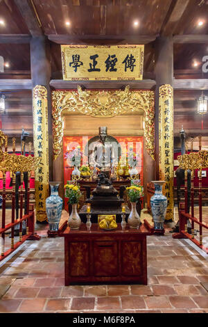 Altar beladen mit Geschenken, Blumen und Geld in den Tempel der Literatur in Hanoi, Vietnam Stockfoto