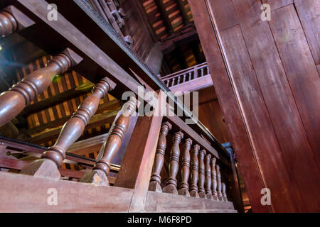 Holztreppe und Balustrade im Inneren des alten den Tempel der Literatur in Hanoi, Vietnam geschnitzt Stockfoto