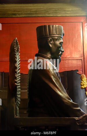 Hölzerne Konfuzius-Statue im Literaturtempel in Hanoi, Vietnam Stockfoto